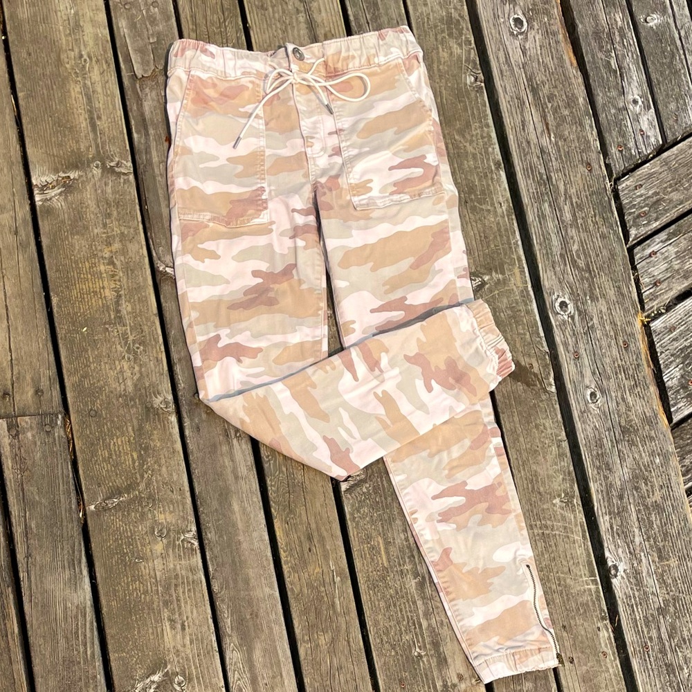 AMERICAN EAGLE Camo Stretchy Jeans